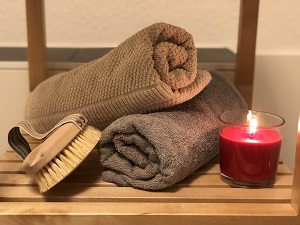 Badebürste mit abnehmbarem Stiel mit Handtüchern