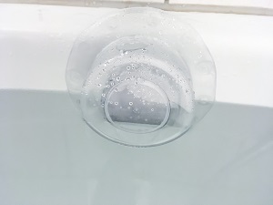 Badewannenüberlauf Abdeckung an der Badewanne mit mehr Wasser