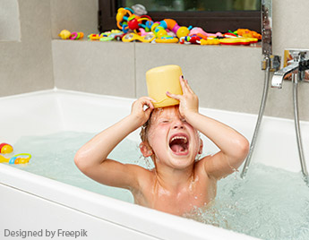 Kind in der Badewanne mit Badeenten