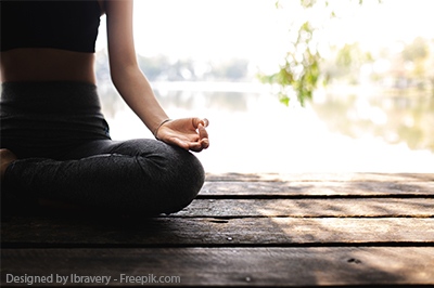 Junge Frau auf Steg am meer beim Yoga machen