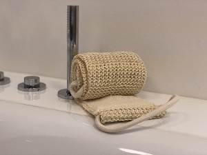 Sisal Massage Gurt auf Badewanne