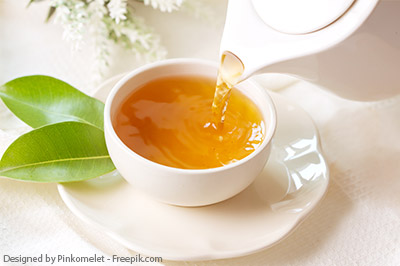 Teekanne mit Teetasse und Zitrone