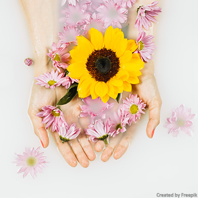 Hände im Handbat mit Blumen
