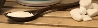 Löffel mit Basenpulver auf Holzregal