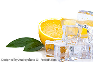 Infused Water mit Zitrone und Rosmarin auf einem Holztisch.