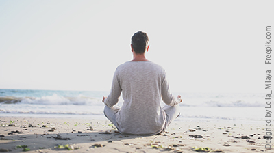 Junge Frau auf Steg am Meer beim Yoga machen