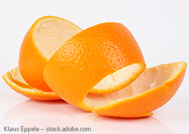 Junge Frau mit straffem Po und Orange in den Hand