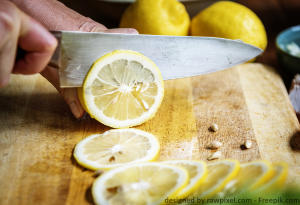 Zitrone in Scheiben schneiden