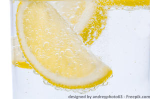 Zitronenstücke in Wasser
